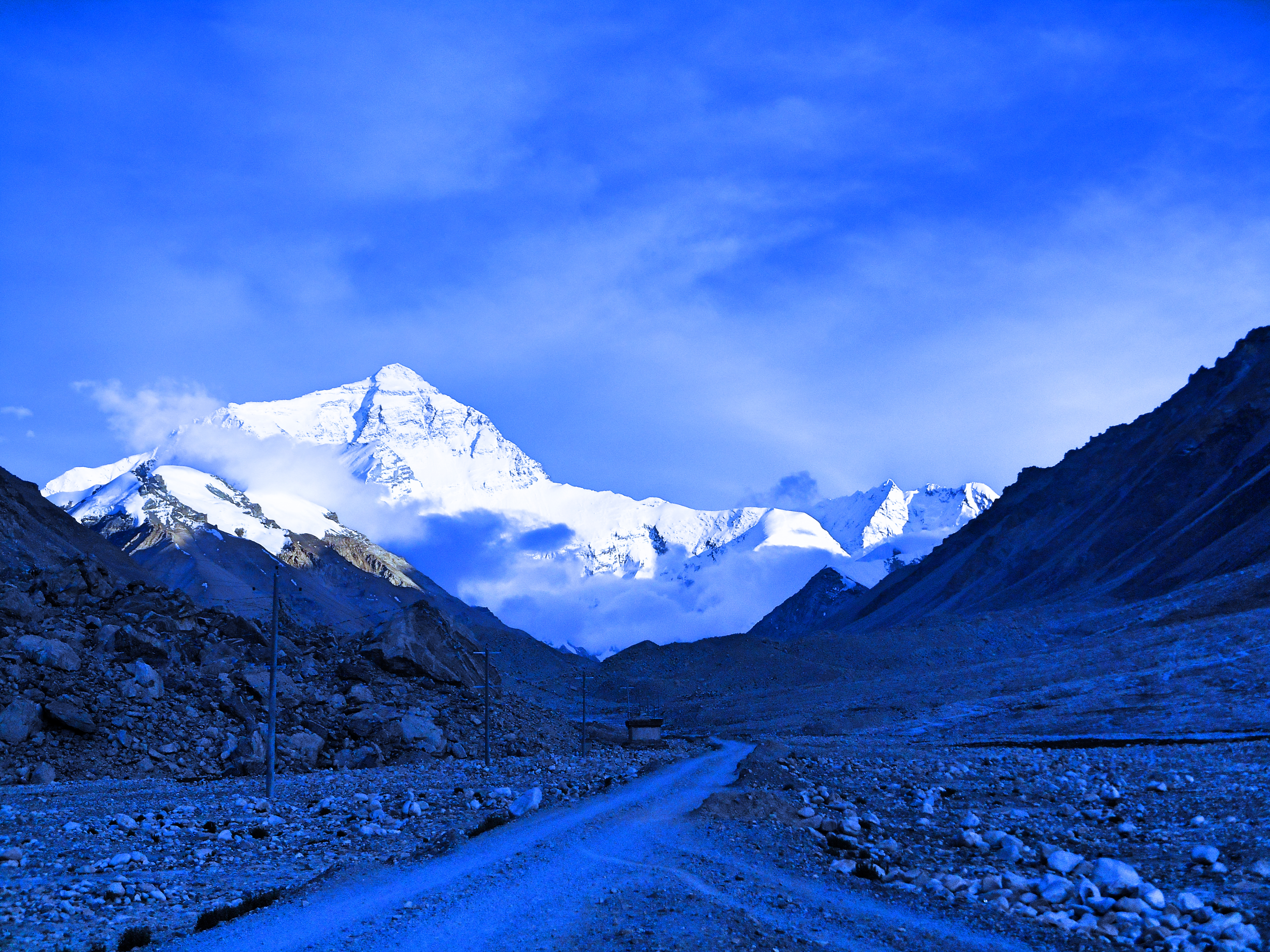 everestroad.jpg